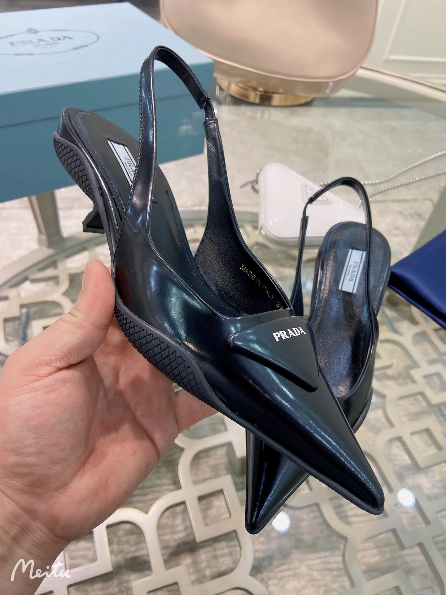 ✨Ex-factory price p480✨ Women's shoes, women's clothing ✨Ex-factory price pRADA ²⁰²¹𝐬𝐬Prada's new spring and summer products are coming with strength! ❣️The same style sandals as popular superstar Jin Chen, a fashionable and versatile nice item. The original shoes are developed and purchased from Italian counters. They are reproduced 1:1 according to the original taste. This year’s theme is not to be defined, embodying texture through simplicity💛From thick-soled sneakers to sawtooth short boots to 2021 kitten heels, everything reveals a sure-fire momentum... Combining gentleness and handsomeness, kitten heels are the finishing touch for little women❤️ Top-notch open-edge beaded cowhide with original 3D printing, triangle logo consistent with the original, wear-resistant t✨factory price PU outsole, goat leather lining, breathable and comfortable ads midsole. ⚛Heel height 3.0cm. ⚛Size: 34-39 (customized in 40 pieces) ⚛Original packaging accessories. ⚛Triangle deduction